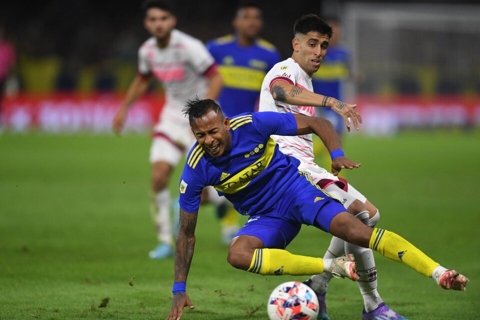 Villa intenta superar la marca de Aguirre durante el primer tiempo  (Fuente: Fotobaires)