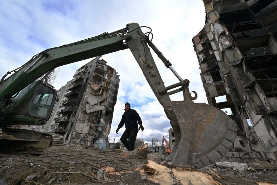 Bomberos combaten el fuego en Járkov, luego de un bombardeo ruso. (Fuente: AFP)