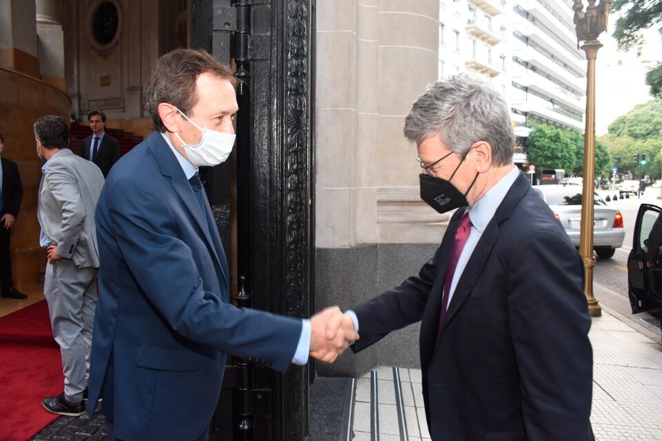 El secretario de Asuntos Estratégicos,  Gustavo Béliz, saludando al economista Jeffrey Sachs.