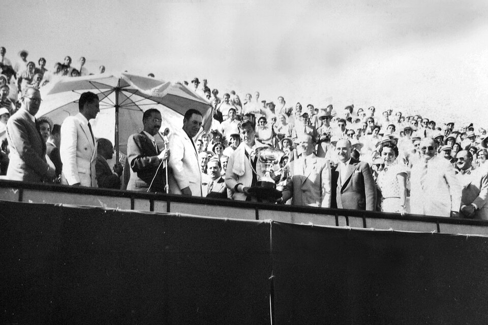 Perón y a su derecha, Morea, trofeo en mano (Fuente: Télam)