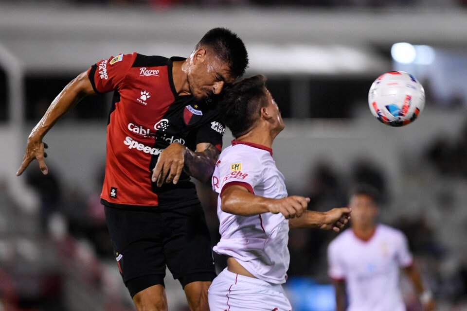 Goltz lucha con Matías Cóccaro (Fuente: Télam)