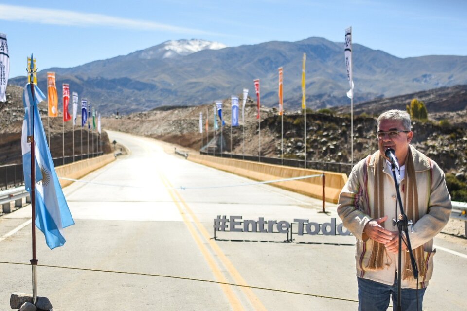 El gobernador de Catamarca inauguró dos puentes financiados con fondos mineros