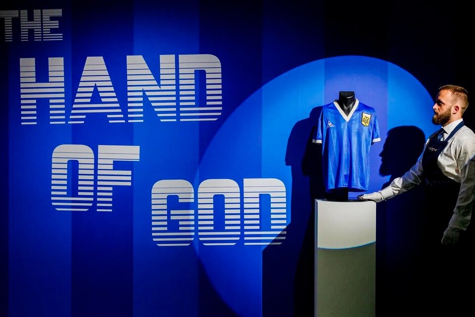 Maradona usó la camiseta que se subasta en el segundo tiempo frente a los ingleses (Fuente: AFP)