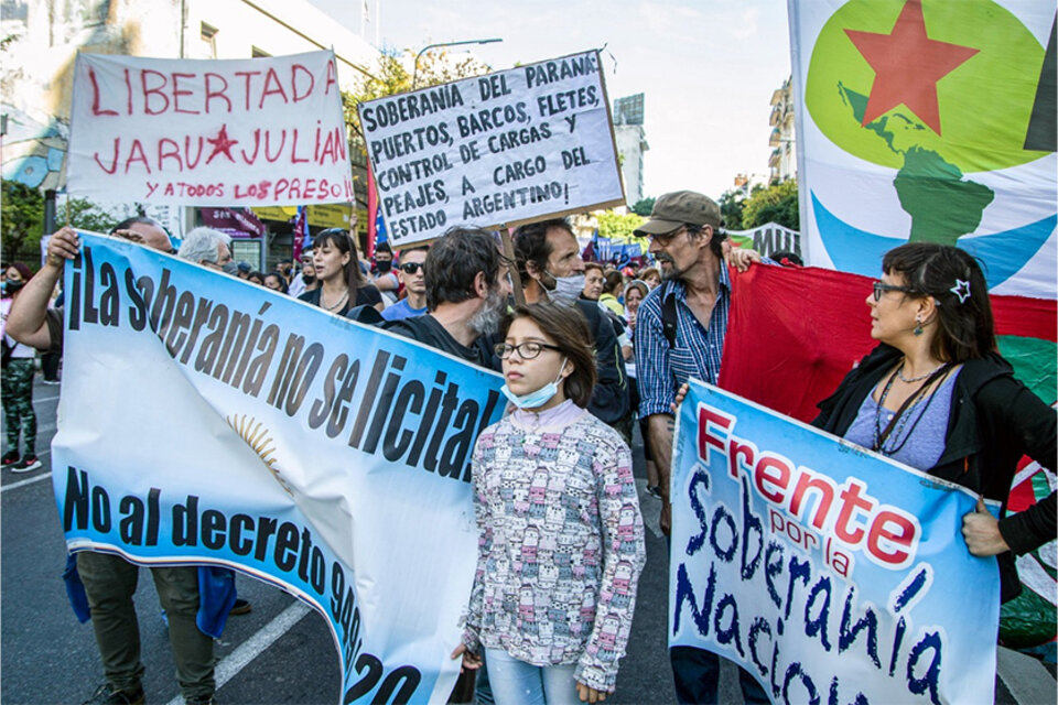 La protesta contó con el respaldo de escritores, periodistas y legisladores y culminó con un acto en Balcarce e Yrigoyen, a metros del Ministerio de Transporte, en el bajo porteño. (Fuente: NA)