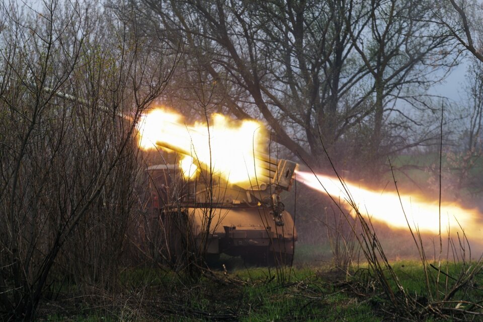 Tropas ucranianas lanzan misiles desde su posición cerca de Jarkov.