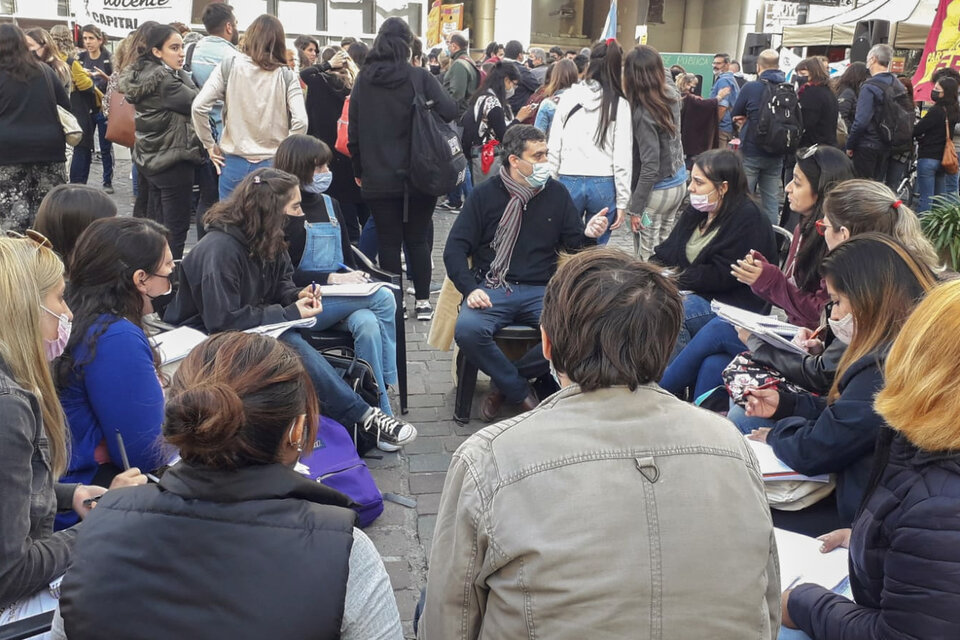 Las clases públicas en la Legislatura continuarán todos los martes y jueves.