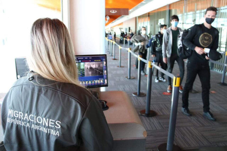 Migraciones dejará de sellar el pasaporte al ingresar o salir de la Argentina