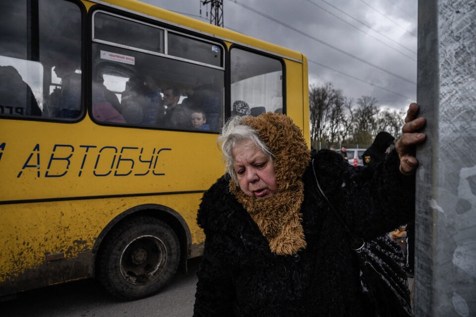 Civiles de MAriupol llegan a un centro de desplazados en Zaporiyia. (Fuente: AFP)