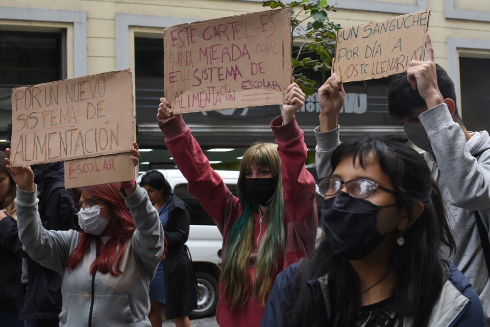 Familias y docentes manifestaron el viernes ante la Legislatura. (Fuente: Verónica Bellomo)