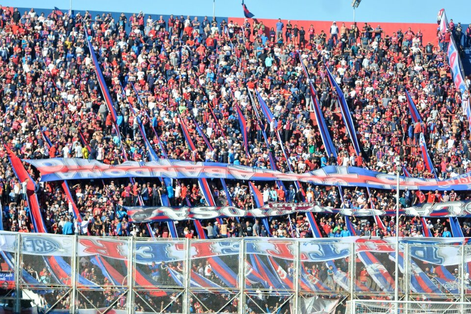 La hinchada de San Lorenzo puso las banderas al revés en señal de protesta (Fuente: Julio Martín Mancini)