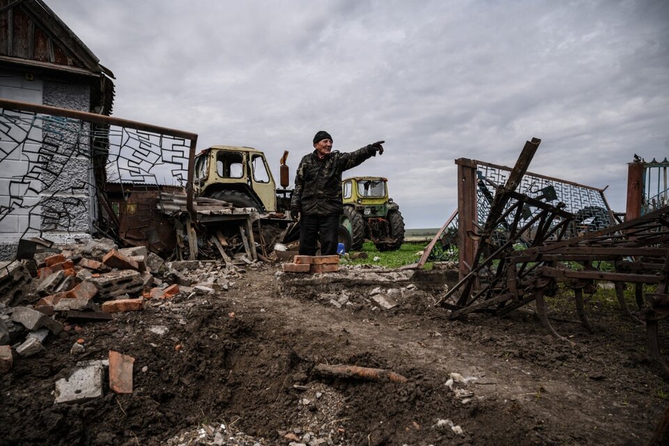 Un granjero del pueblo de Mala Tokmatchka, sur de Ucrania, muestra el daño de las bombas.  (Fuente: AFP)