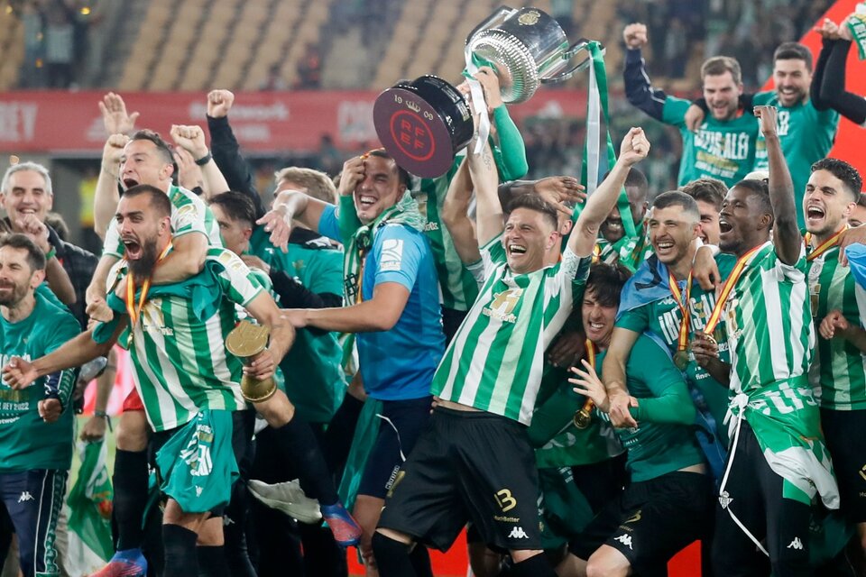 Betis celebra, con la Copa del Rey en manos del histórico Joaquín (Fuente: EFE)