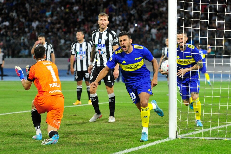 Salvio celebra uno de sus goles, que le dieron el triunfo que Boca necesitaba (Fuente: Télam)