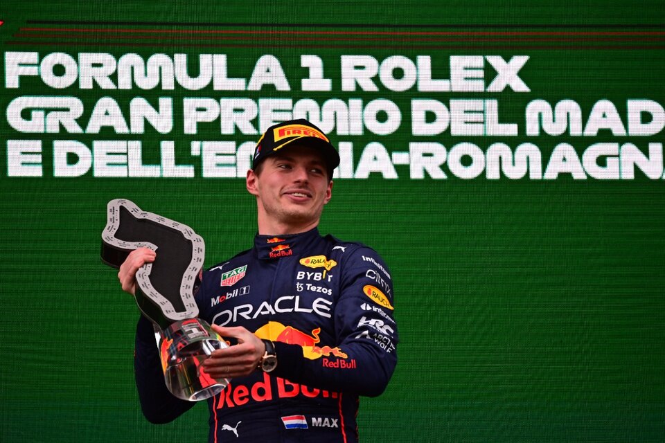 Max Verstappen luce con su trofeo en Monza (Fuente: AFP)