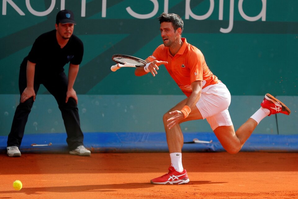 Djokovic lanza su raqueta durante el partido (Fuente: AFP)
