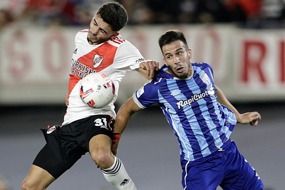Santiago Simón disputa le pelota con Andrada en la mitad de la cancha (Fuente: Fotobaires)