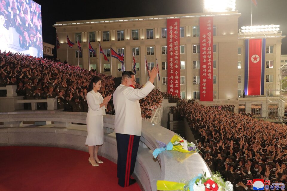 Kim saluda a la multitud en el 90 aniversario del ejército norcoreano. (Fuente: AFP)