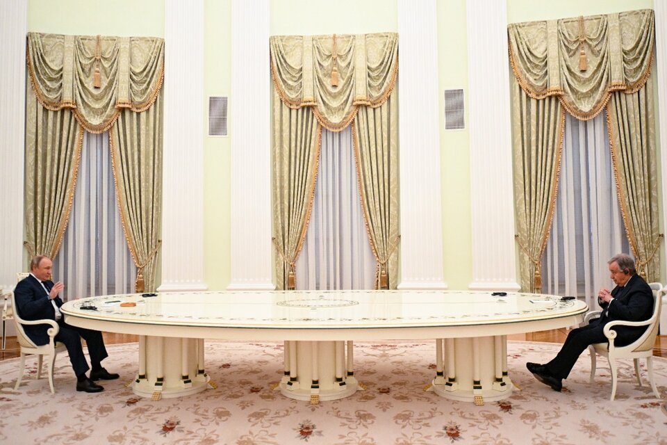 Separados por una larga mesa, Putin y Guterres negociaron cara a cara en Moscú. (Fuente: EFE)