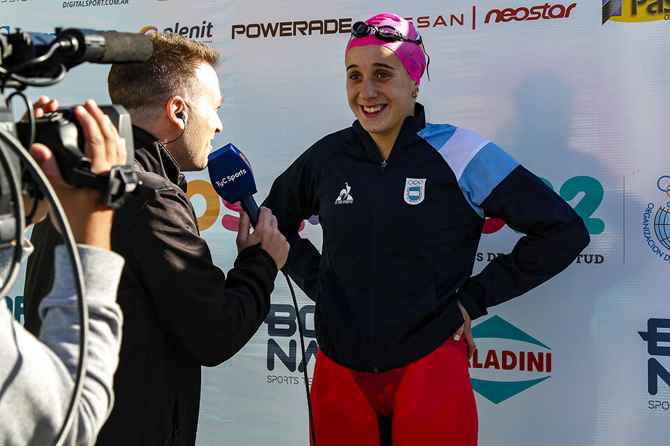Chiara Medun de 16 años consiguió la presea de bronce en 100 metros libre.