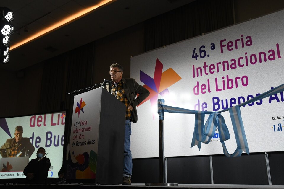 Guillermo Saccomanno, contundente orador de la apertura de la Feria.  (Fuente: Télam)