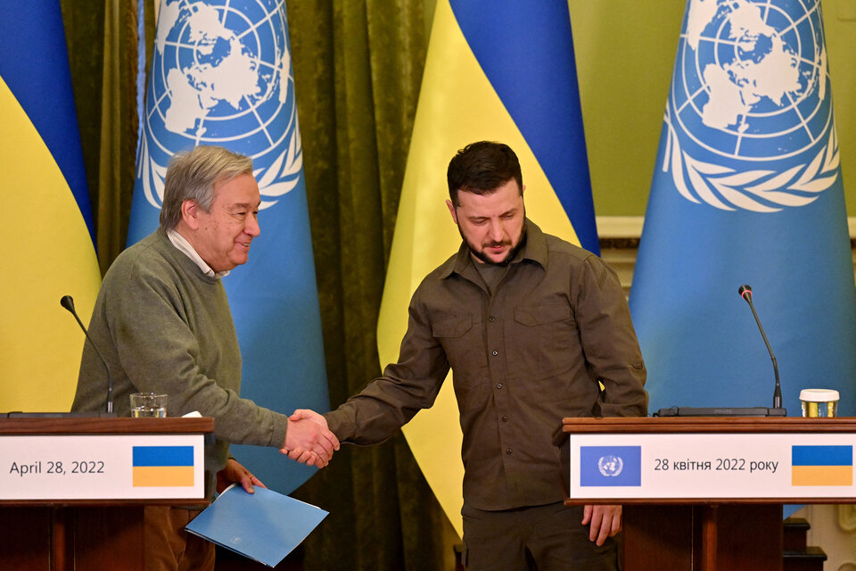 El secretario general de la ONU saluda al presidente de Ucrania. (Fuente: AFP)