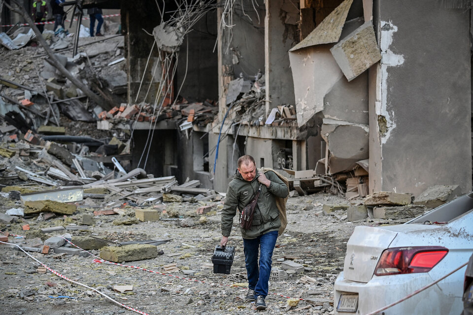 Un vecino retira pertenencias de un edificio bombardeado en Kiev. (Fuente: AFP)
