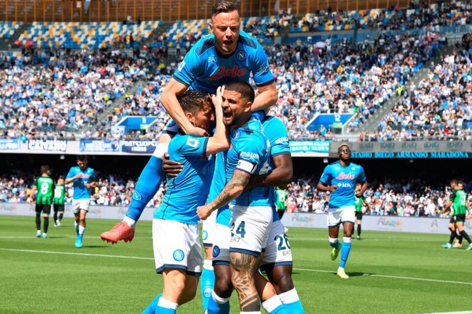 Todo Napoli celebra la goleada ante Sassuolo (Fuente: Twitter)