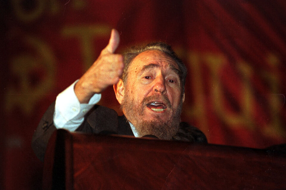 Fidel Castro habló ante una multitud en la escalinata de la Facultad de Derecho el 26 de mayo de 2003. (Fuente: Pablo Piovano)