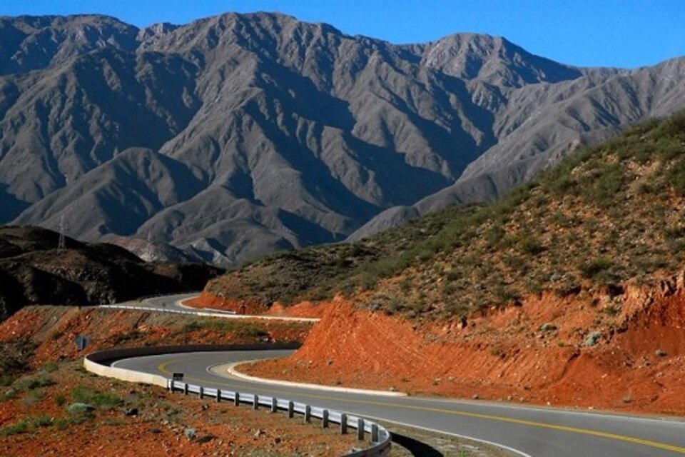 Cuesta de Miranda, un camino de ensueño. Se ubica en la Ruta 40, a poco más de 40 kilómetros de Chilecito.
