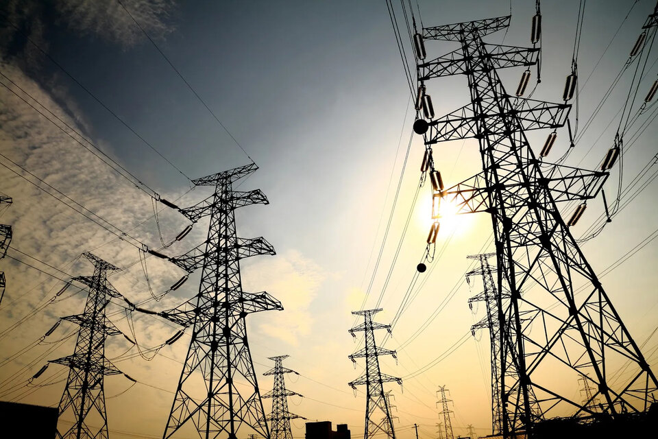 En América latina, se registra un déficit de inversión en materia de líneas de transmisión eléctrica.