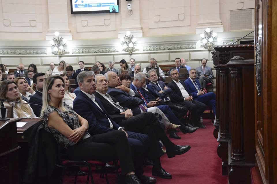 Legisladores nacionales, ministros jueces de la Corte y los intendentes de Rosario y Santa Fe.