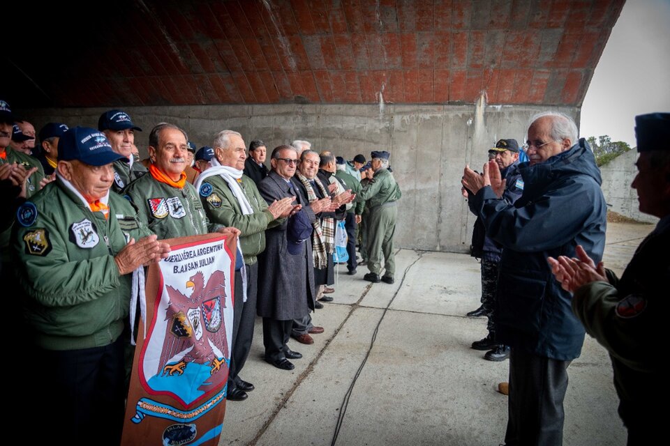 Jorge Taiana, durante el acto, junto a los veteranos en Puerto San Julián. (Fuente: Télam)