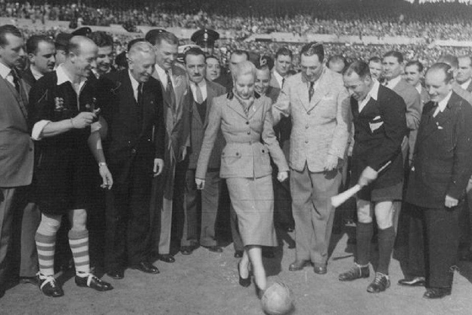 Eva Perón dando el puntapié inicial en un partido en el estadio de River