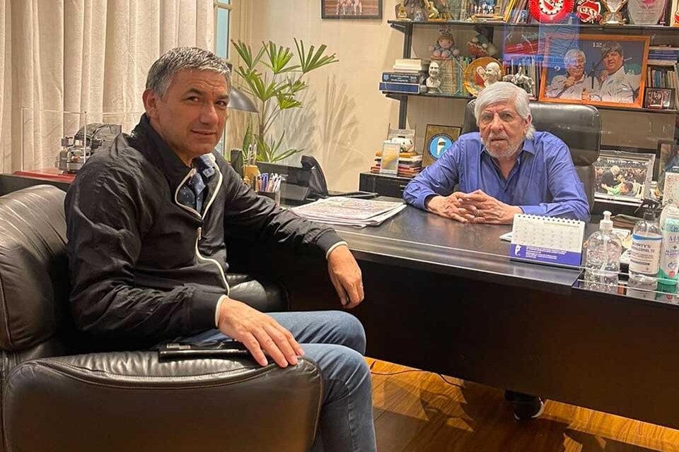 Chulich, secretario del gremio provincial, junto a Moyano.