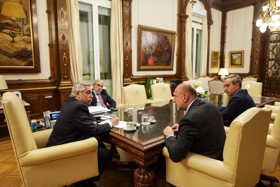 El presidente, Perotti, Javkin y Aníbal Fernández en la reunión de anoche.