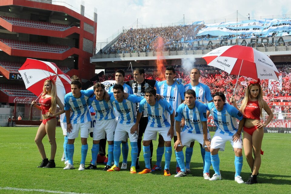 La hinchadad de Racing en cancha de Independiente, en 2012. (Fuente: Fotobaires)
