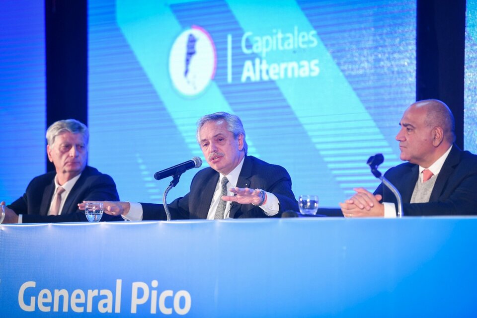 El Presidente en La Pampa, junto al gobernador Sergio Ziliotto y el jefe de Gabinete, Juan Manzur. (Fuente: Télam)