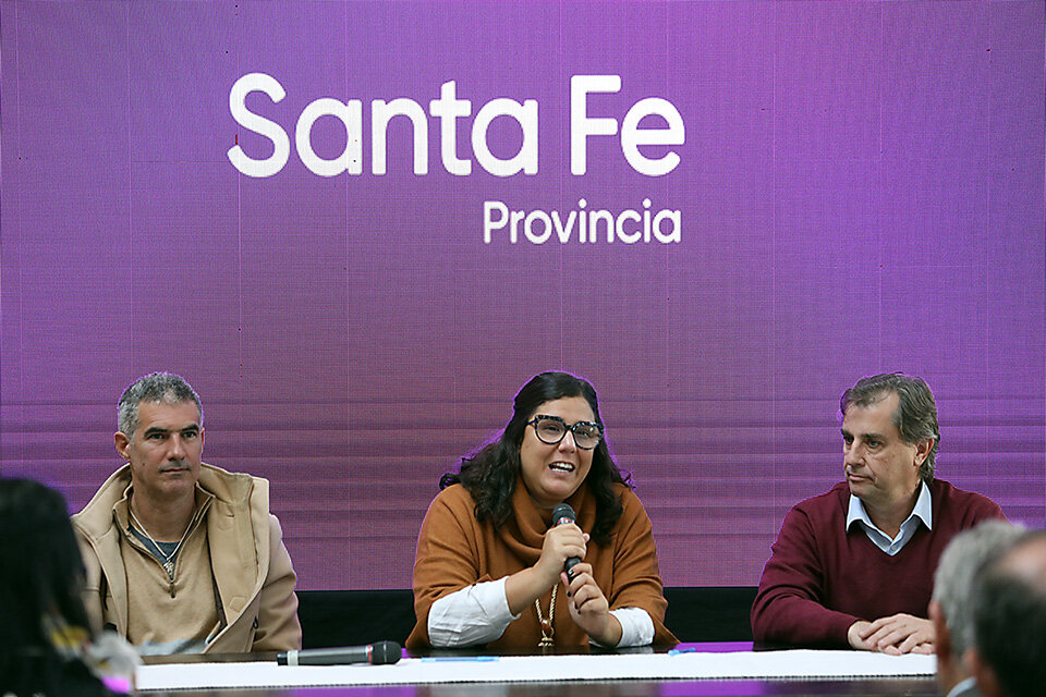 Florencia Marinaro junto al ministro de Desarrollo Social, Danilo Capitani y el Subsecretario de Comunas, Carlos Kaufmann. 