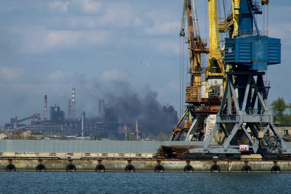 Ucrania denuncia "violentos combates" en la metalúrgica Azovstal, pero Rusia lo niega