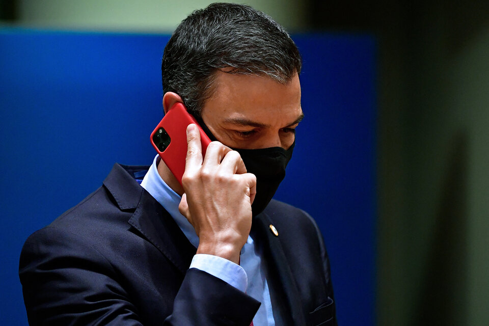 Pedro Sánchez sufrió robos de datos de sus móviles por medio de Pegasus, según anunció el propio gobierno español. (Fuente: AFP)