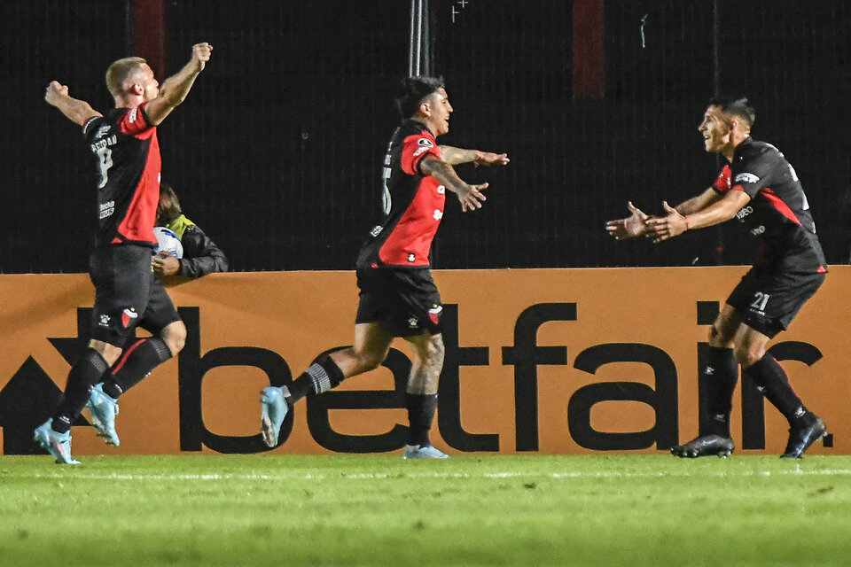 Festejo sabalero tras el gol de Farías. (Fuente: AFP)