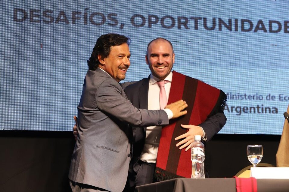 Gustavo Sáenz, gobernador de Salta, y el poncho a Martín Guzmán.