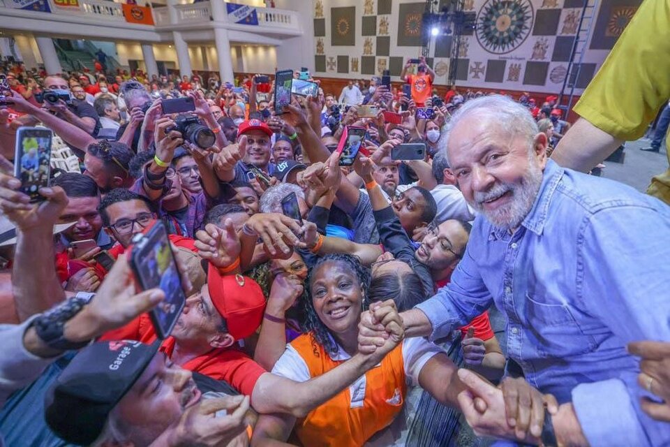 El expresidente Luiz Inácio Lula da Silva junto a seguidores del Partido de los Trabajadores (PT). 