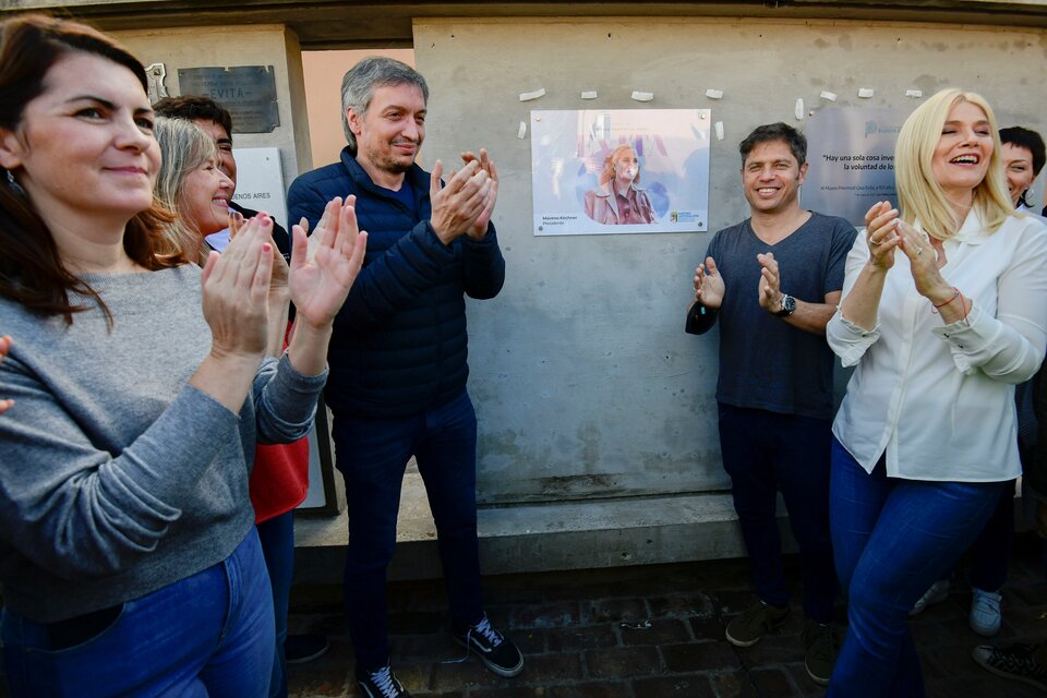 Máximo Kirchner, junto a Axel Kicillof y Verónica Magario, durante el acto en Los Toldos. (Fuente: NA)