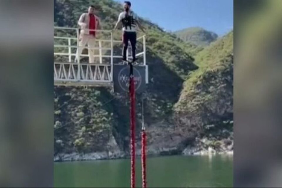 El momento en el que que el joven está por tirarse desde el puente. (Foto: captura de video).