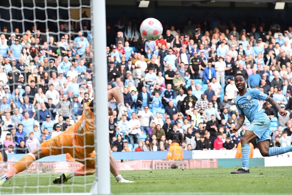 Sterling palpita su primer gol en la goleada del City (Fuente: EFE)