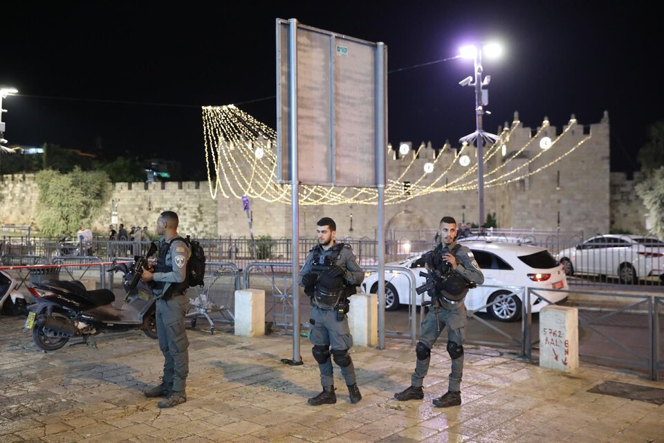 En Jerusalén, cerca de la Ciudad Vieja, un hombre apuñaló a un policía israelí. Foto: EFE.