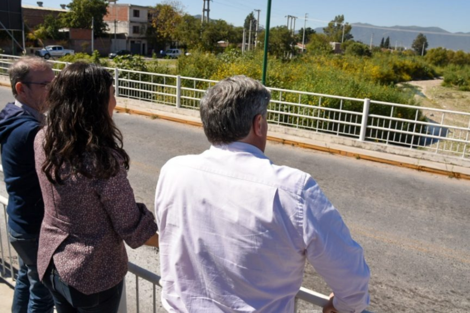 Funcionarios durante la recorrida por la costanera del río Arenales. 