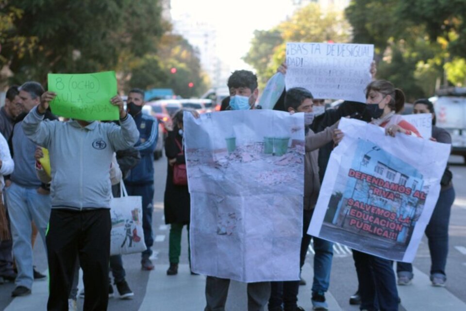 Protesta en el colegio Bernardino Rivadavia. (Fuente: Bernardino Avila)