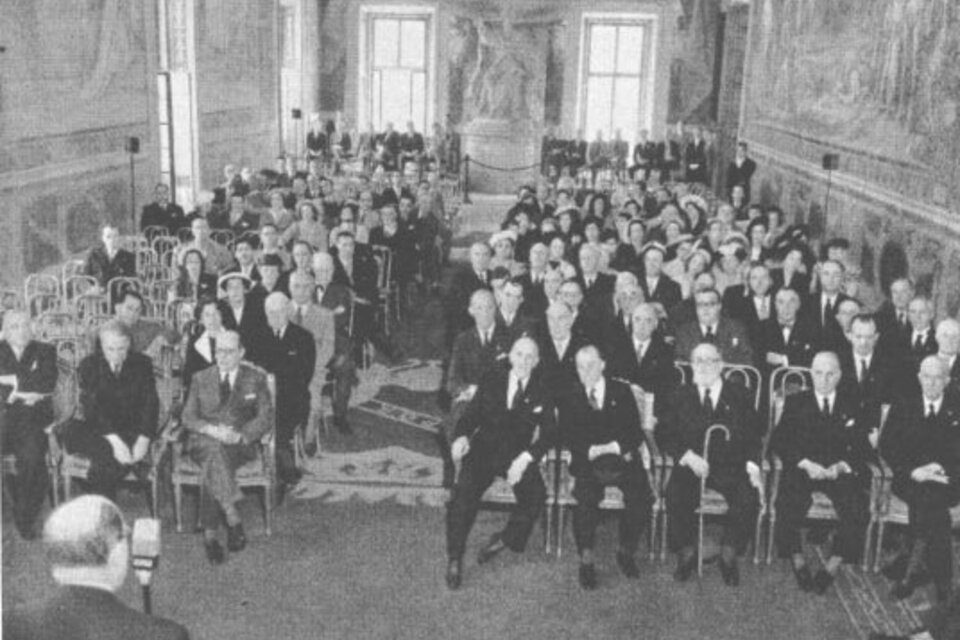 Los miembros argentinos del COI Ricardo C. Aldao y Horacio Bustos Morón en la inauguración de la reunión de Roma en 1949 (tercero y cuarto desde la izquierda en la primera fila de la derecha).